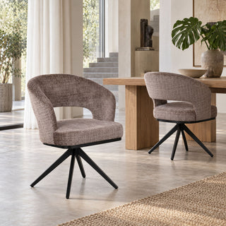 Twee Pole to Pole eetkamerstoelen Avena Mink met zwarte poten bij een houten eettafel
