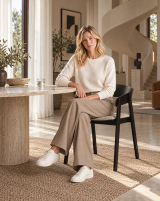 Nora zit op de Pole to Pole eetkamerstoel Edo Black in een interieur
