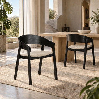 Twee zwarte Pole to Pole eetkamerstoelen Edo met lichte zitkussens bij een houten eettafel