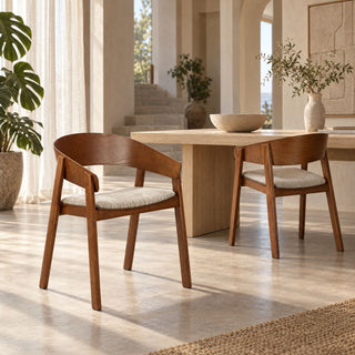 Twee Pole to Pole eetkamerstoelen Edo Reddish met lichte zitkussens bij een houten eettafel