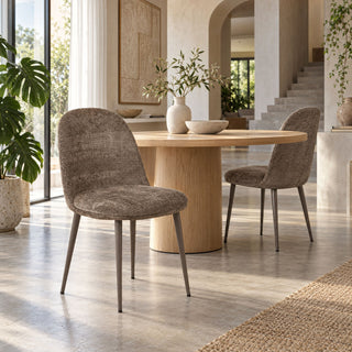 Twee Pole to Pole eetkamerstoelen Egg Mink met grijsbruine bekleding bij een ronde houten eettafel