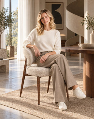 Nora zit op de Pole to Pole eetkamerstoel Fuji Oatly in een interieur