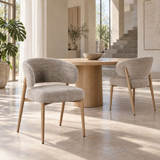 Twee Pole to Pole eetkamerstoelen Fuji Okura bij een houten eettafel
