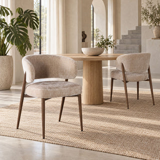 Twee Pole to Pole eetkamerstoelen Fuji Tan bij een houten eettafel