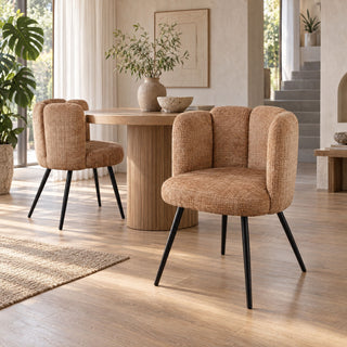 Twee Pole to Pole High Five eetkamerstoelen Caramel bij een eettafel in een licht interieur