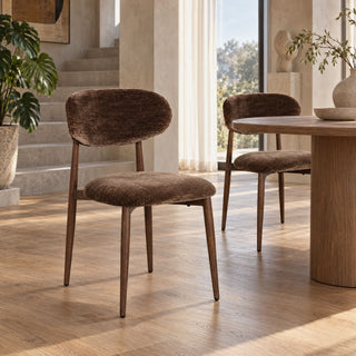 Twee Pole to Pole Japandi eetkamerstoelen Umber bij een eettafel in een licht interieur