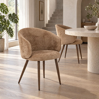 Twee Pole to Pole Luna eetkamerstoelen Caramel bij een eettafel in een licht interieur