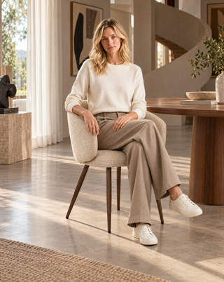 Nora zit op de Pole to Pole eetkamerstoel Luna Cream in een interieur