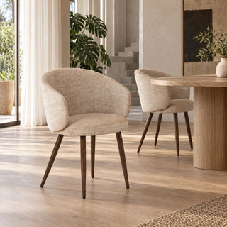 Twee Pole to Pole Luna eetkamerstoelen Cream bij een eettafel in een licht interieur