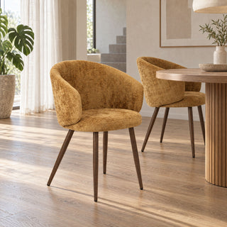 Twee Pole to Pole Luna eetkamerstoelen Gold bij een eettafel in een licht interieur