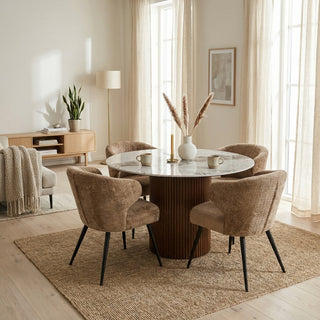 Pole to Pole Mera eetkamerstoelen Caramel rond een eettafel in een licht interieur
