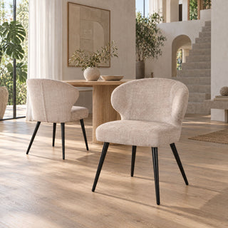 Twee Pole to Pole Mera eetkamerstoelen Cream bij een eettafel in een licht interieur