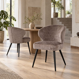 Twee Pole to Pole Mera eetkamerstoelen Mink bij een eettafel in een licht interieur