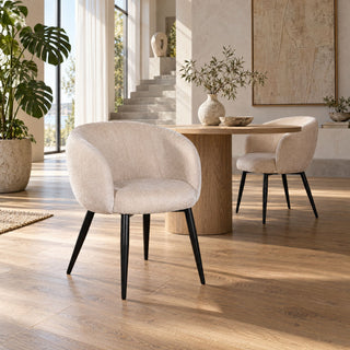 Twee Pole to Pole Nox eetkamerstoelen Tan bij een eettafel in een licht interieur