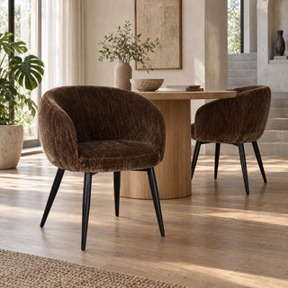 Twee Pole to Pole Nox eetkamerstoelen Umber bij een eettafel in een licht interieur
