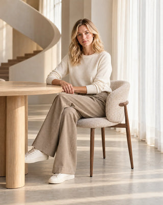 Nora zit op de Pole to Pole eetkamerstoel Osaka Oatly in een interieur