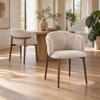 Twee Pole to Pole Osaka eetkamerstoelen Oatly bij een eettafel in een licht interieur