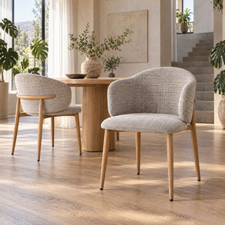 Twee Pole to Pole Osaka eetkamerstoelen Okura bij een eettafel in een licht interieur