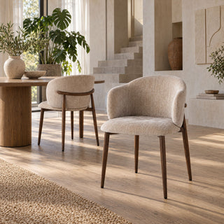 Twee Pole to Pole Osaka eetkamerstoelen Tan bij een eettafel in een licht interieur