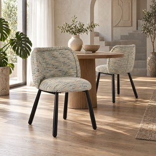 Twee Pole to Pole Panda eetkamerstoelen Blue de Coco met gemêleerde bekleding bij een eettafel