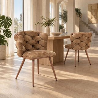 Twee Pole to Pole Rock eetkamerstoelen in Caramel naast een houten eettafel in een licht interieur