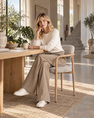 Nora zit op de Pole to Pole eetkamerstoel Sake Okura in een interieur
