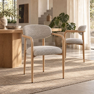 Twee Pole to Pole Sake eetkamerstoelen in Okura met armleuningen naast een houten eettafel