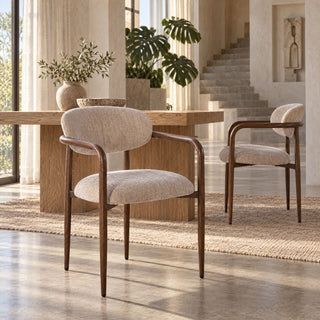 Twee Pole to Pole Sake eetkamerstoelen in Tan met armleuningen naast een houten eettafel