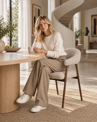 Nora zit op de Pole to Pole eetkamerstoel Scandi Oatly in een interieur