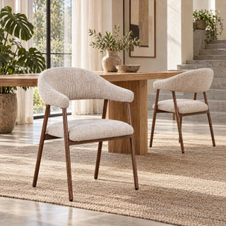 Twee Pole to Pole Scandi eetkamerstoelen in Oatly naast een houten eettafel in een licht interieur