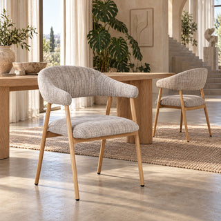 Twee Pole to Pole Scandi eetkamerstoelen in Okura naast een houten eettafel in een licht interieur