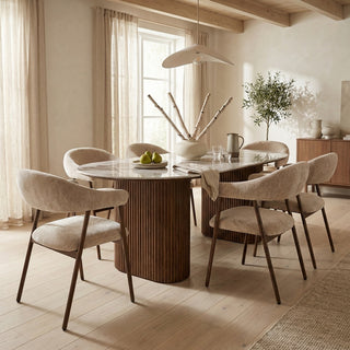 Pole to Pole Scandi eetkamerstoelen in Tan rond een houten eettafel in een licht interieur
