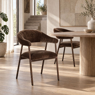 Twee Pole to Pole Scandi eetkamerstoelen Umber bij een houten eettafel