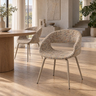 Twee Pole to Pole Whale eetkamerstoelen Retro met gemêleerde bekleding in een eetkamer