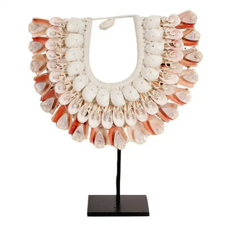 Schelpenketting op standaard Sumba klein van Pole to Pole, duidelijk als hoofdfoto afgebeeld
