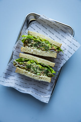 Sandwich met romige zalmsalade avocado en sla