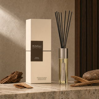 Millefiori Selected geurstokjes Cedar 100ml met cederhout in een warm Italiaans interieur