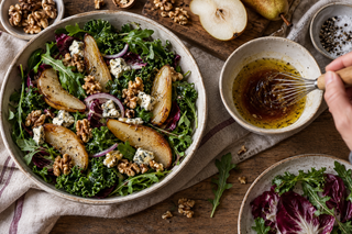 Herfstsalade met peer, walnoten, bladgroen en vinaigrette