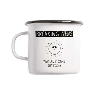 Emaille mok Breaking news 300ml van Typealive, vrijstaand en duidelijk afgebeeld