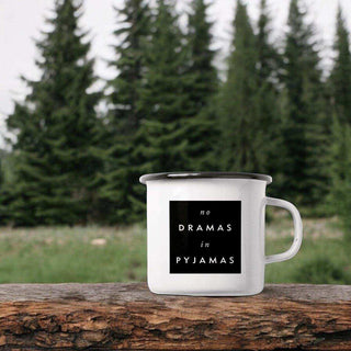 Emaille mok Drama 300ml van Typealive, gebruikt in een groene bosomgeving