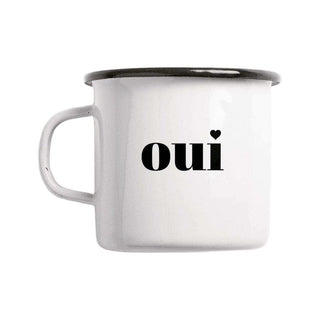 Emaille mok Oui 300ml van Typealive, vrijstaand en duidelijk afgebeeld