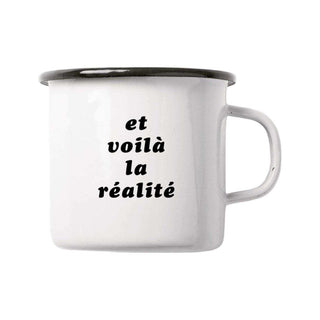 Emaille mok Realité 300ml van Typealive, aan de achterzijde met de tweede opdruk zichtbaar