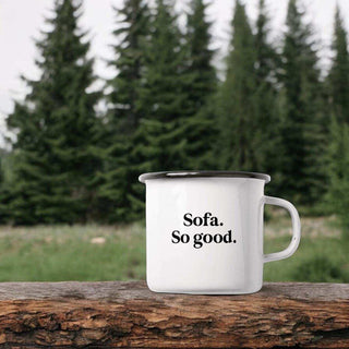 Emaille mok So good 300ml van Typealive, gebruikt in een groene bosomgeving