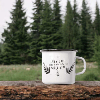 Emaille mok Wild side 300ml van Typealive, gebruikt in een groene bosomgeving