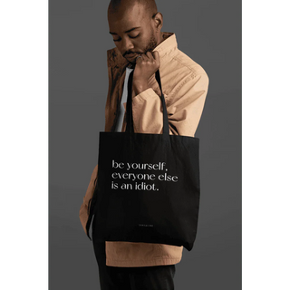 Katoenen tas Be yourself zwart van Typealive, gedragen met formaat en hengsels duidelijk zichtbaar
