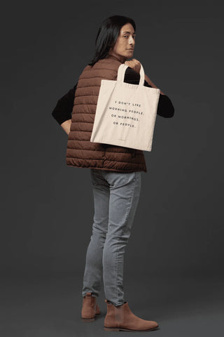 Katoenen tas Morning people naturel van Typealive, gedragen met formaat en hengsels duidelijk zichtbaar