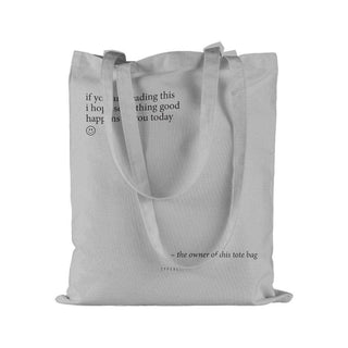 Katoenen tas Something good grijs van Typealive, schuin bekeken met vorm en opdruk zichtbaar
