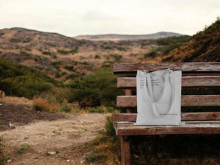Katoenen tas Something good grijs van Typealive, gepresenteerd in een natuurlijke buitenomgeving