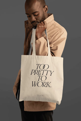 Katoenen tas Too Pretty naturel van Typealive, gedragen met formaat en hengsels duidelijk zichtbaar