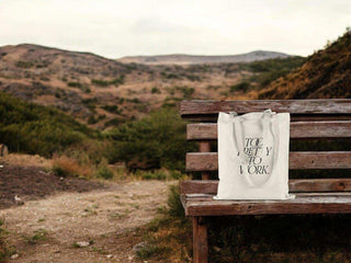 Katoenen tas Too Pretty naturel van Typealive, gepresenteerd in een natuurlijke buitenomgeving